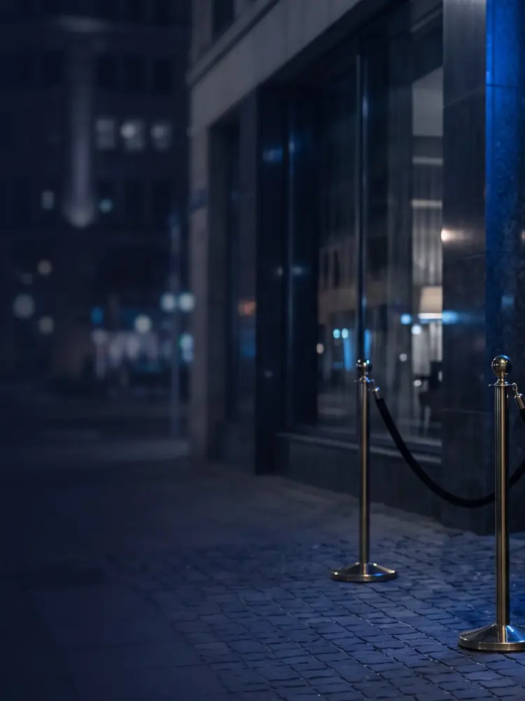 Sicherheitsmitarbeiter als Doorman vor einem Event-Lokal bei Nacht – J&Y GmbH Sicherheitsdienst